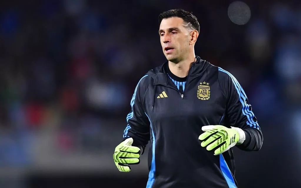 某国脚飞行十小时赶回备战