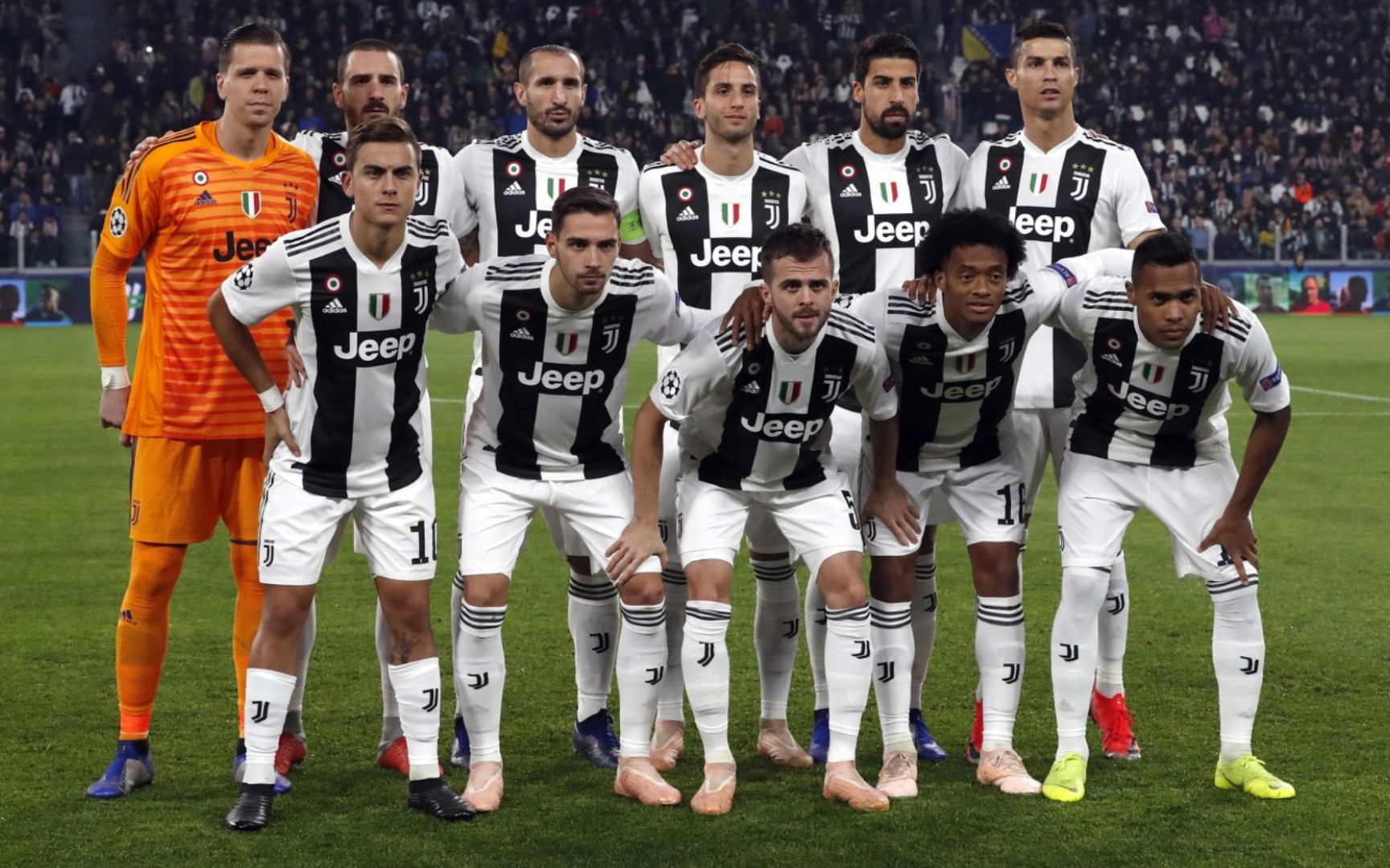 女生打高尔夫打中野鸭，鸭在湖中走，高尔夫从天上来