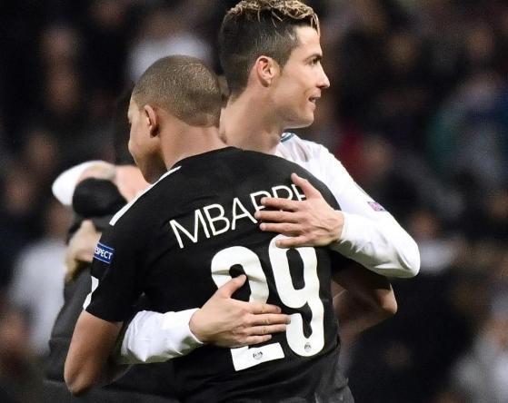 某国脚飞行十小时赶回备战